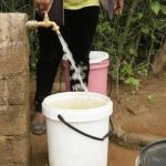 Comme promis lors de son passage dans le village de Tshiamba-Makasa, au territoire de Luilu, il n'y a pas longtemps, Me Jean Claude Musaas Manyong lie sa parole à l'acte. Les travaux de construction d'une source d'eau viennent de prendre à la grande satisfaction des populations locales.