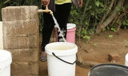 Comme promis lors de son passage dans le village de Tshiamba-Makasa, au territoire de Luilu, il n'y a pas longtemps, Me Jean Claude Musaas Manyong lie sa parole à l'acte. Les travaux de construction d'une source d'eau viennent de prendre à la grande satisfaction des populations locales.